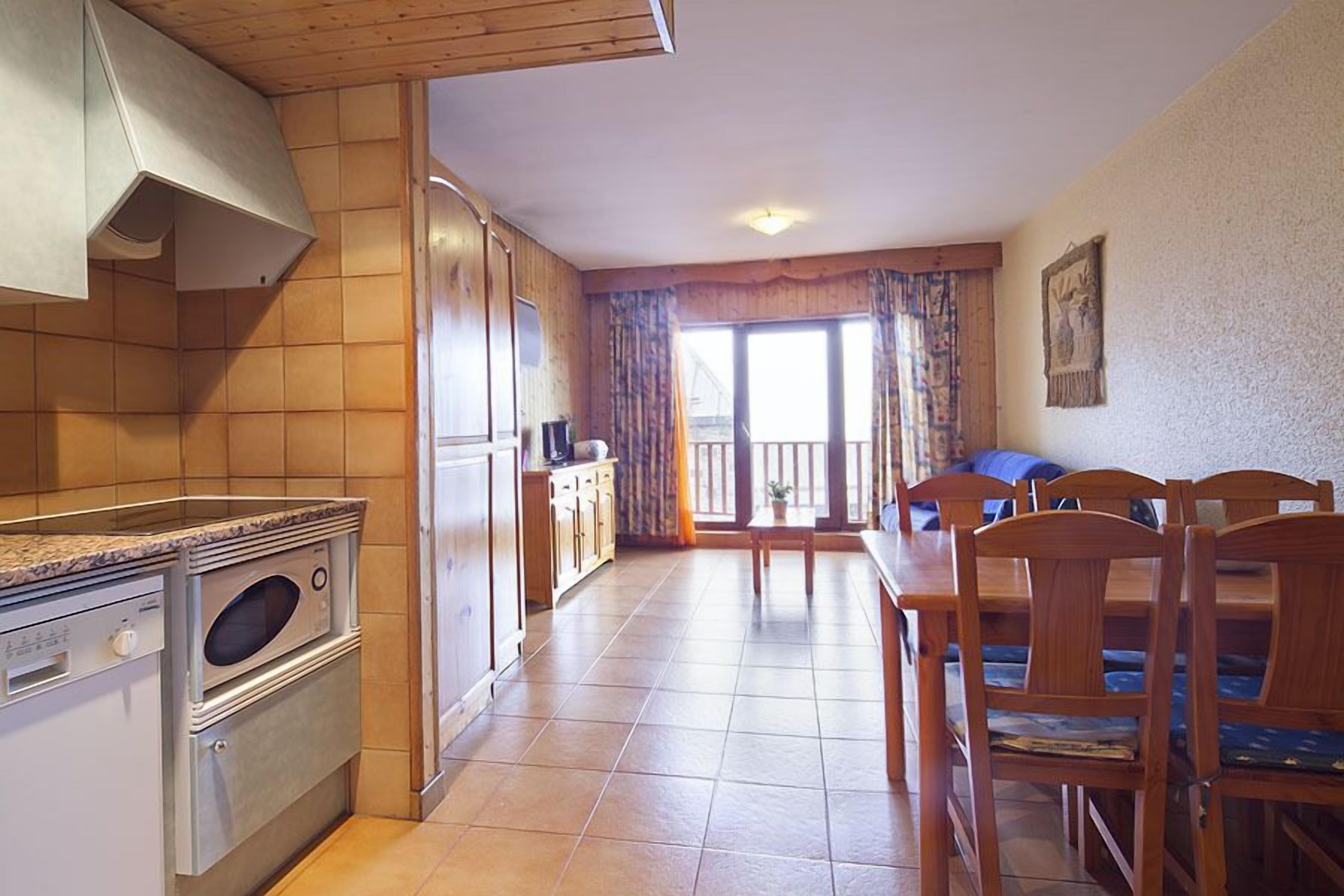 Standard-Apartment, Talblick, Bergseite | Wohnbereich | Fernseher