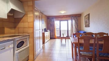 Standard-Apartment, Talblick, Bergseite | Wohnbereich | Fernseher