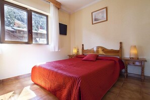 Appartamento Standard, vista valle, lato montagna | Una cassaforte in camera, tende oscuranti