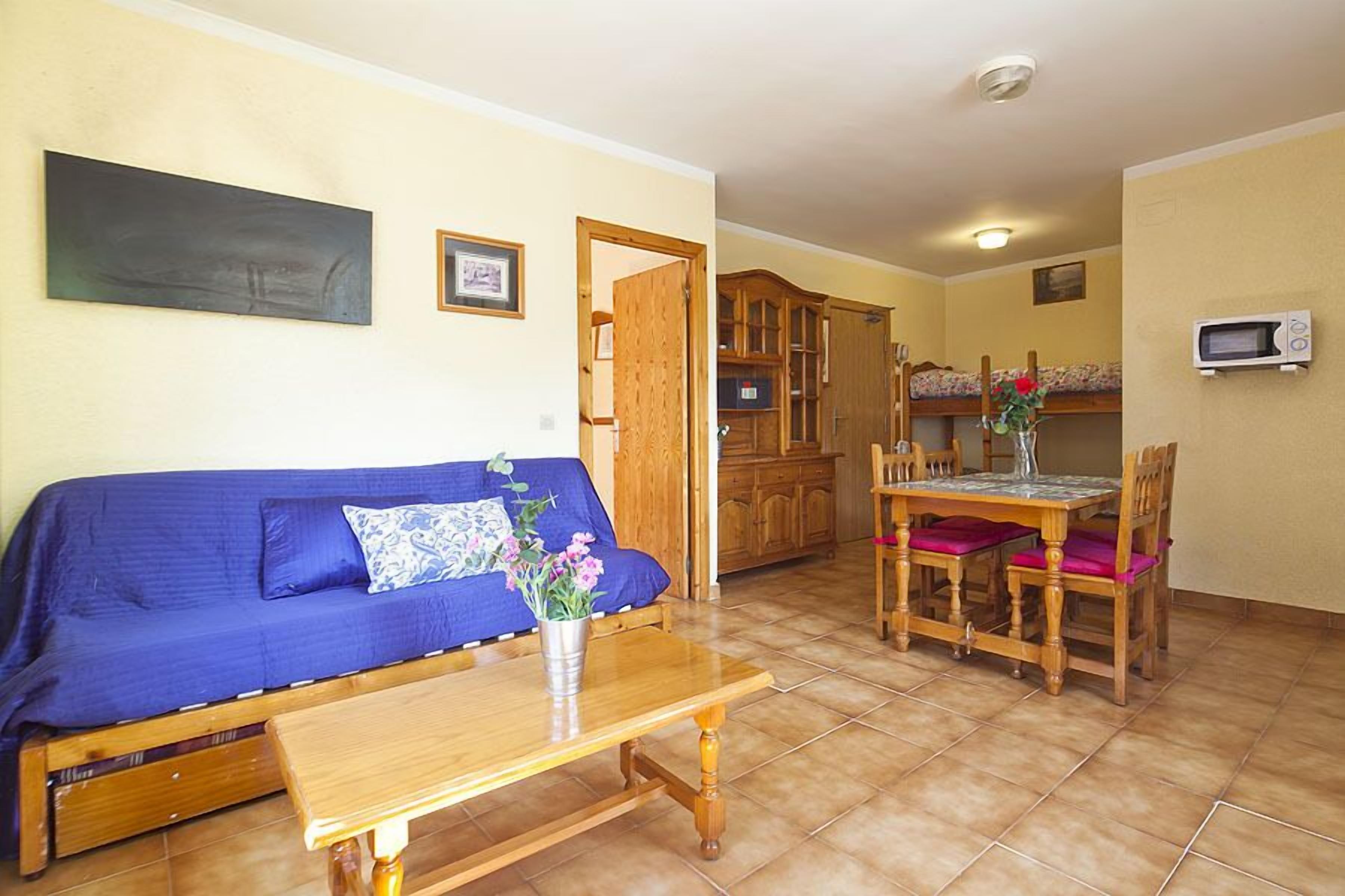 Apartamento estándar, vistas al valle, junto a la montaña | Zona de estar | Una televisión