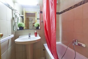 Appartamento Standard, vista valle, lato montagna | Bagno | Set di cortesia gratuito, asciugacapelli, asciugamani