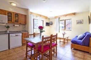 Standard-Apartment, Talblick, Bergseite | Wohnbereich | Fernseher