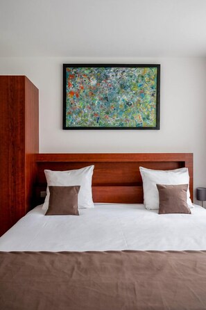 Caixa forta a l'habitació, escriptori i cortines opaques 