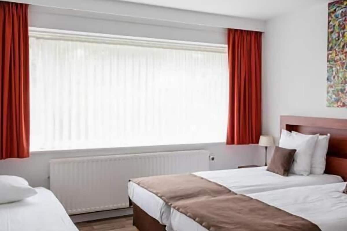 Dreibettzimmer | Zimmersafe, Schreibtisch, Verdunkelungsvorhänge, Bügeleisen/Bügelbrett