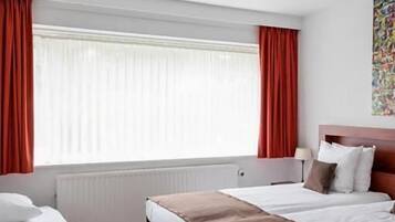 Tremannsrom | Safe på rommet, skrivebord, blendingsgardiner og strykejern/-brett