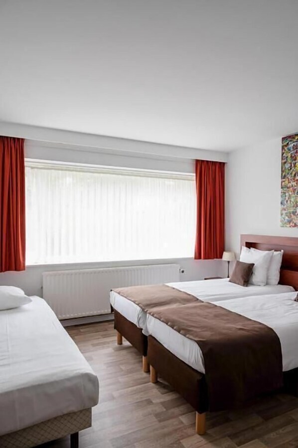 Triple Room | In-room safe, desk, blackout curtains, iron/ironing board - Hotel Olympia (Bruges)