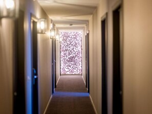 客房內保險箱、書桌、遮光布/窗簾、熨斗/熨衣板