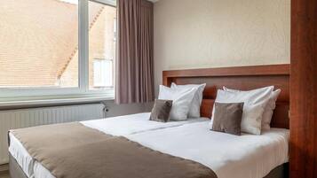 Dobbeltrom | Safe på rommet, skrivebord, blendingsgardiner og strykejern/-brett