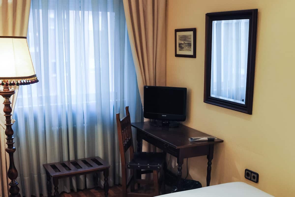 Chambre simple | Coffre-fort, bureau, rideaux d’obscurcissement, accès au Wi-Fi (inclus)