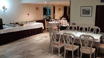 Daily continental breakfast (EUR 6.00 per person)