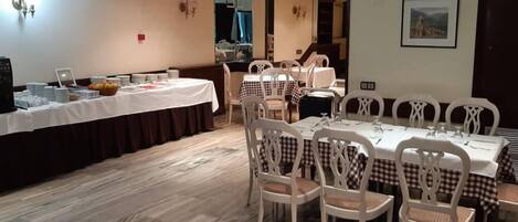 Sarapan Eropah setiap hari (EUR 6.00 seorang)