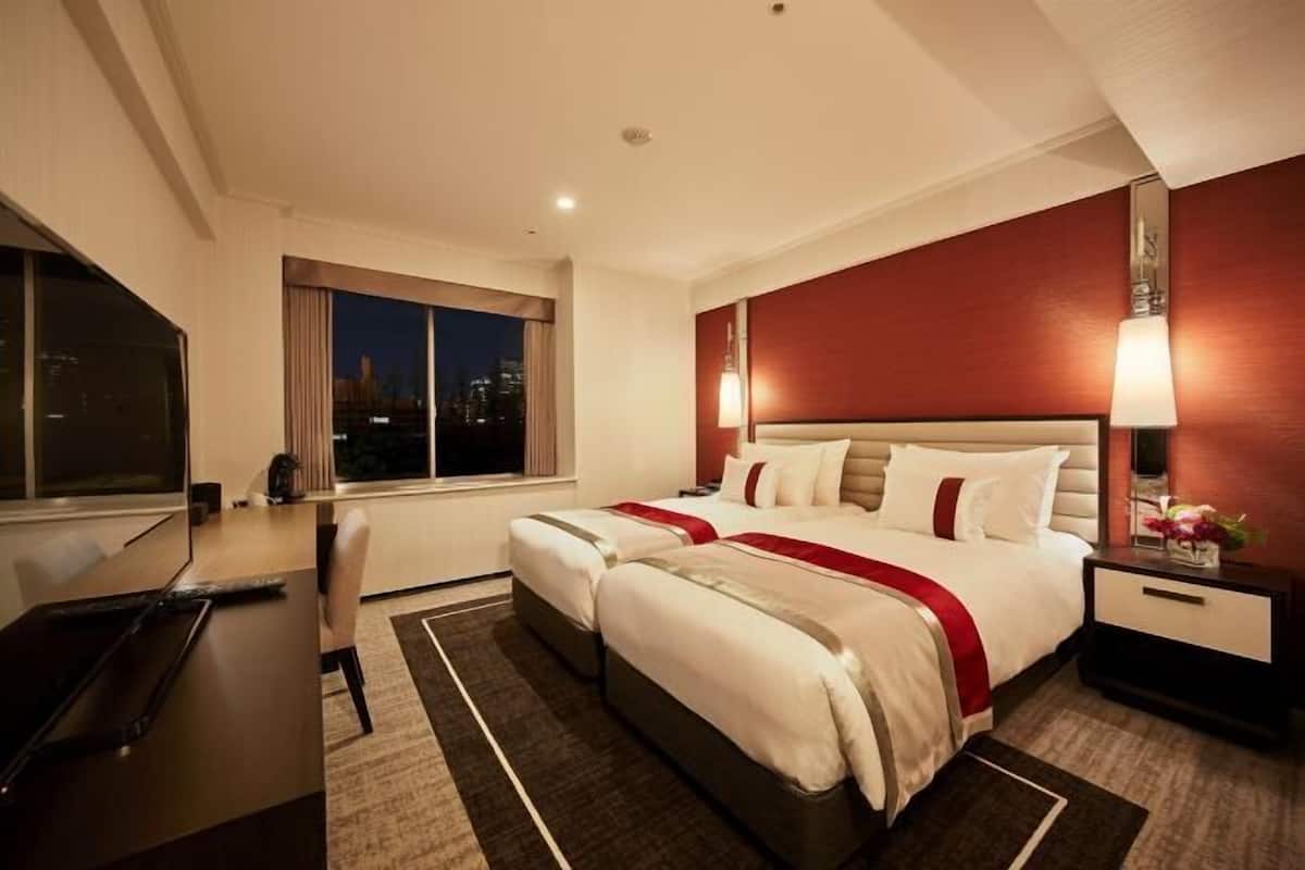 Ropa de cama hipoalergénica y caja de seguridad en la habitación