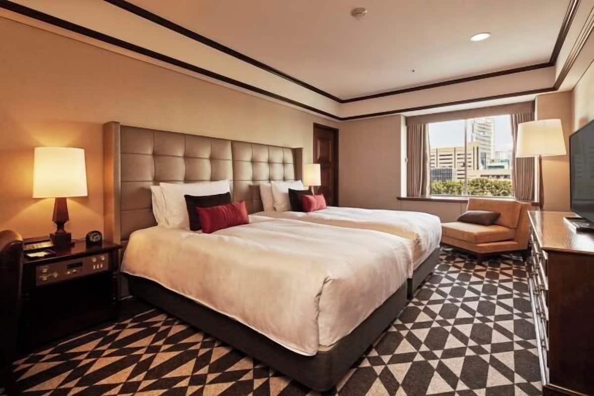 Ropa de cama hipoalergénica y caja de seguridad en la habitación