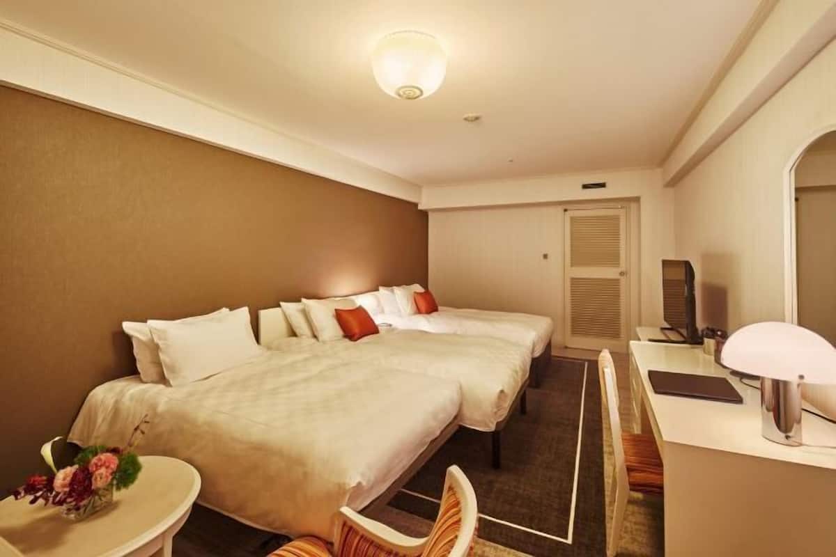Ropa de cama hipoalergénica y caja de seguridad en la habitación