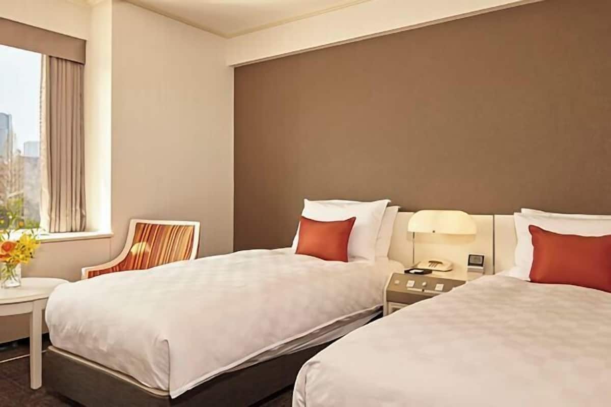 Ropa de cama hipoalergénica y caja de seguridad en la habitación