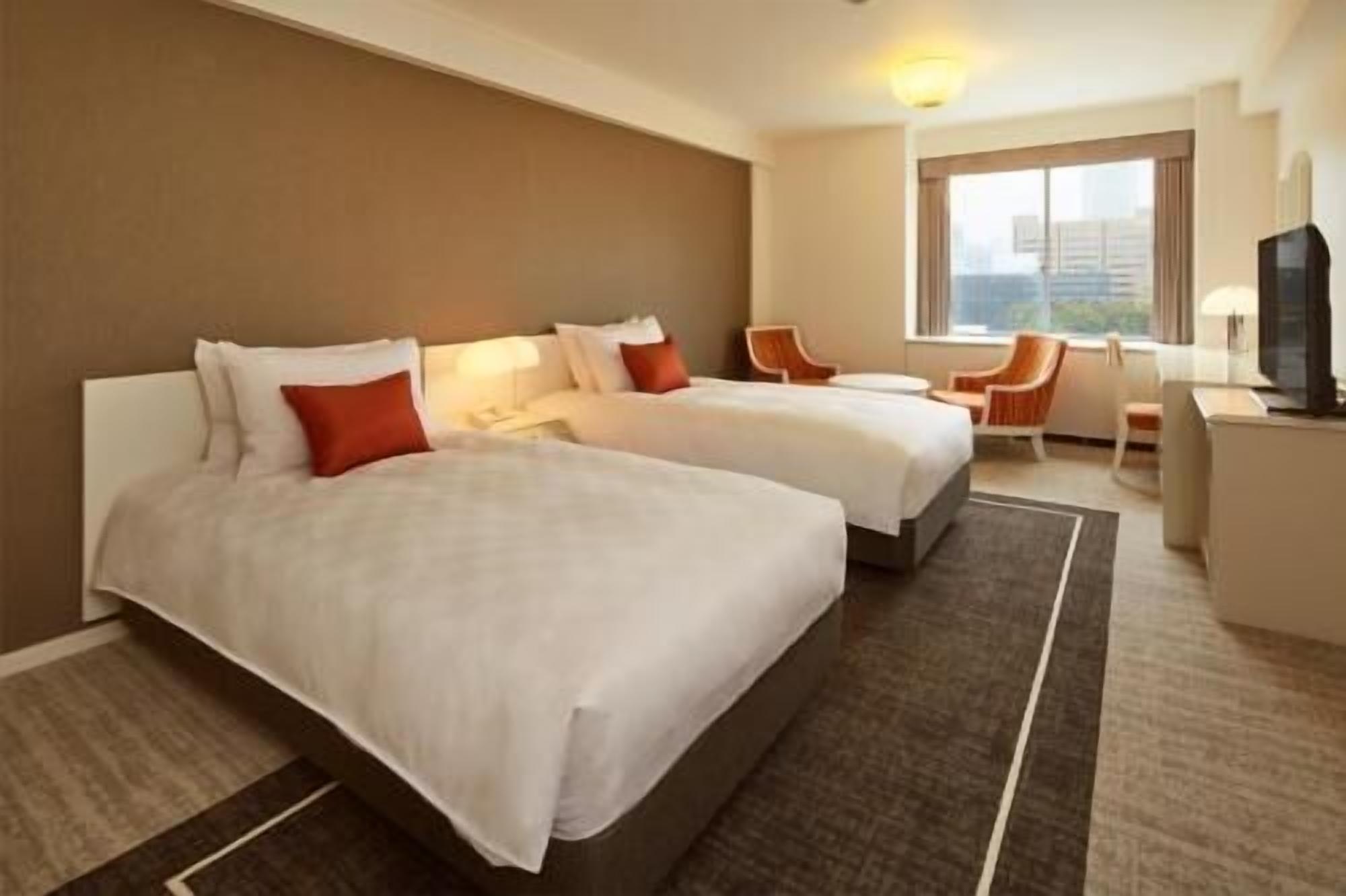Hypo-allergenic bedding, in-room safe, desk, blackout drapes