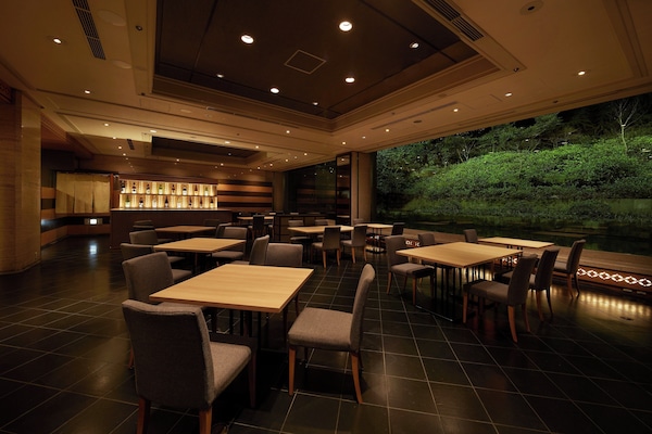 6 restaurants, breakfast served