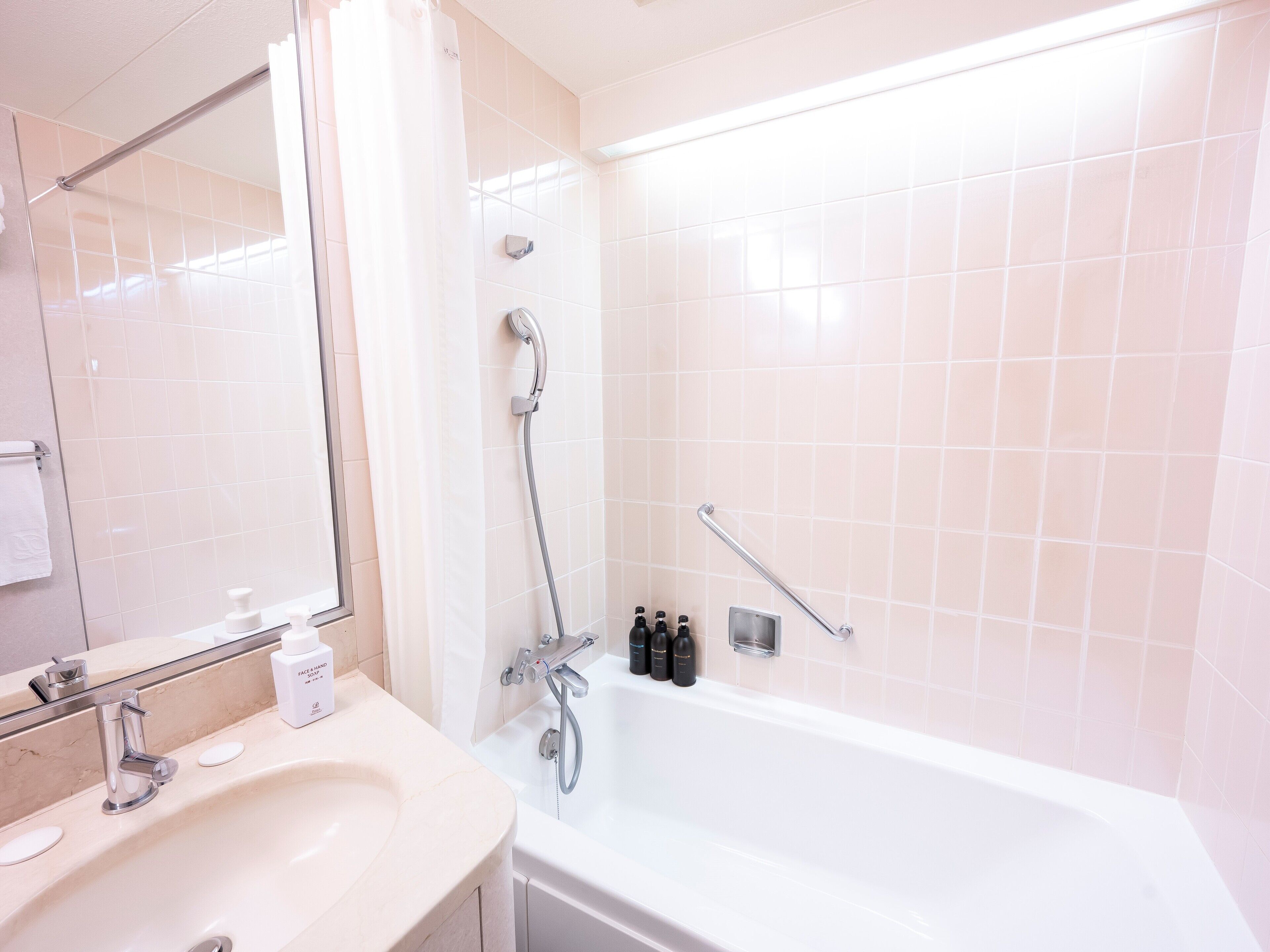 combined shower/bathtub, free toiletries, hair dryer, slippers