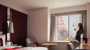 Hypo-allergenic bedding, in-room safe, desk, blackout drapes