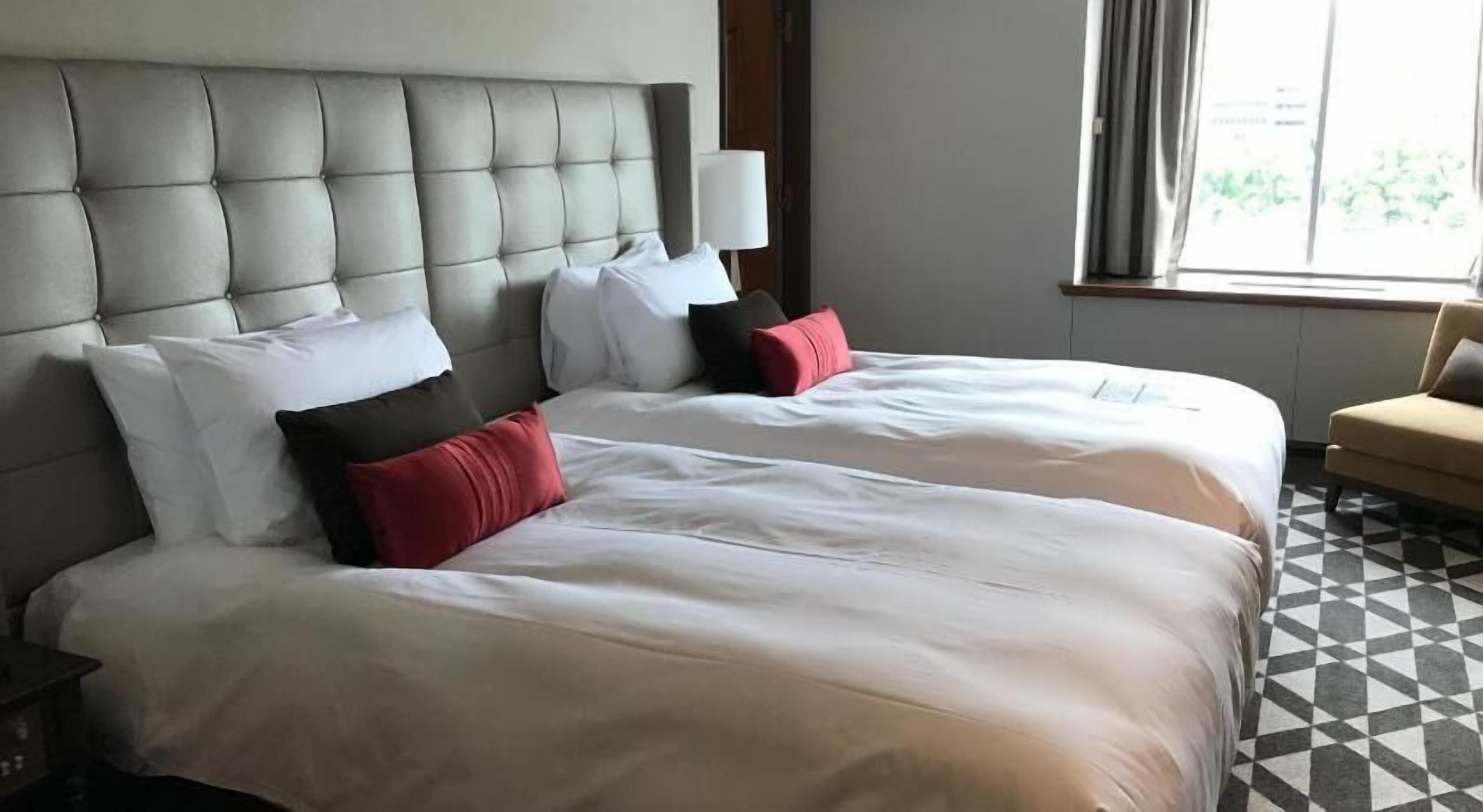 Ropa de cama hipoalergénica, caja fuerte, escritorio y cortinas opacas