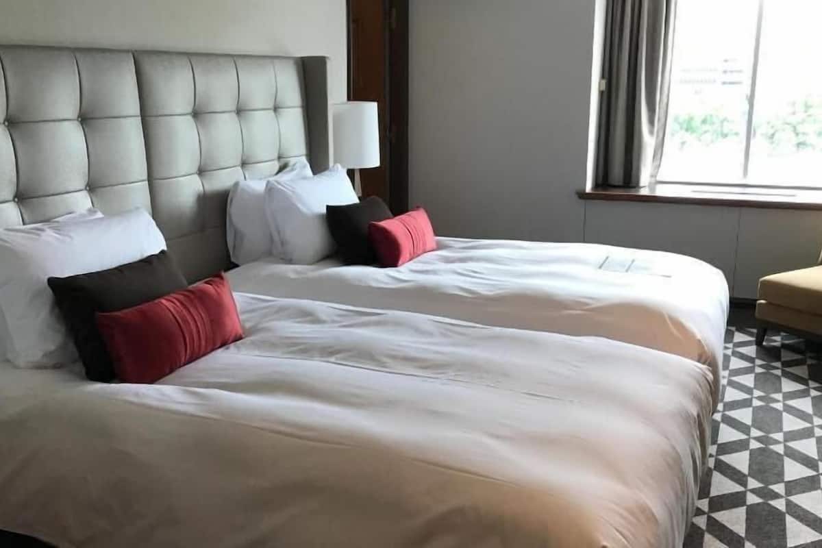 Hypo-allergenic bedding, in-room safe, desk, blackout drapes