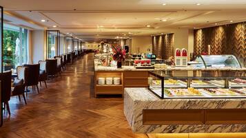 6 restaurants, breakfast served