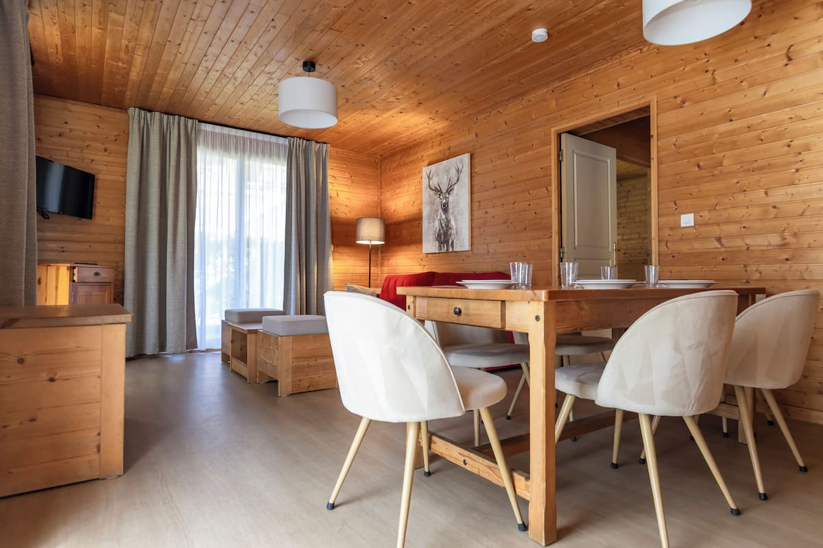 Apartment, 3 Bedrooms (6 People) | Living area | 1-inch TV with digital channels