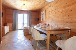 Apartment, 3 Schlafzimmer (6 People) | Wohnbereich | 1-Zoll-Fernseher mit Digitalempfang