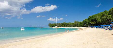 Una spiaggia nelle vicinanze
