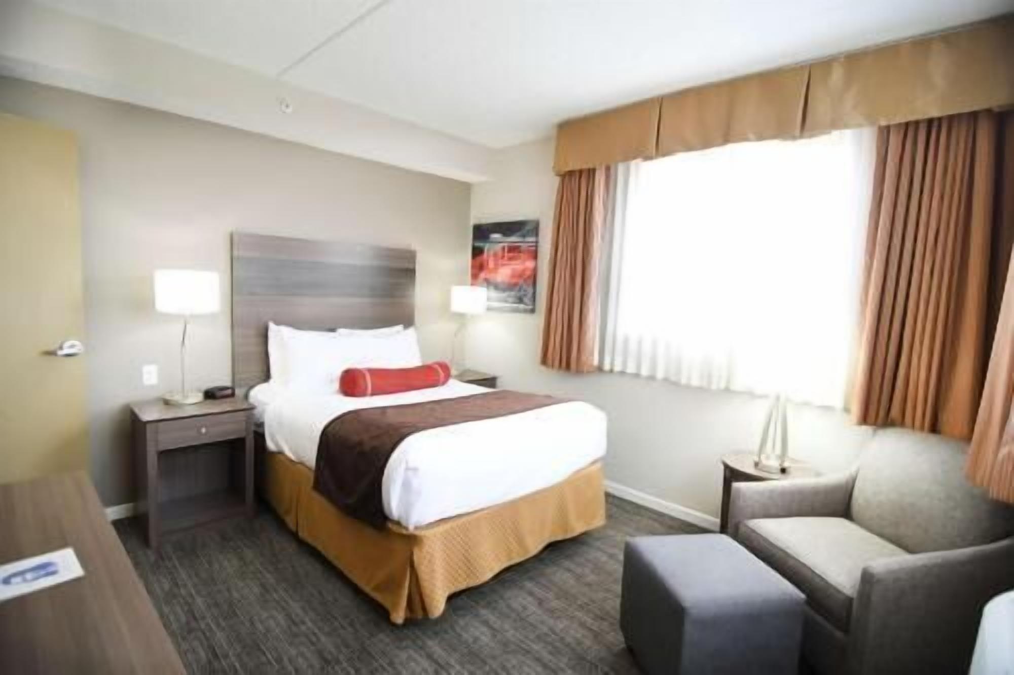 Premium bedding, in-room safe, desk, laptop workspace