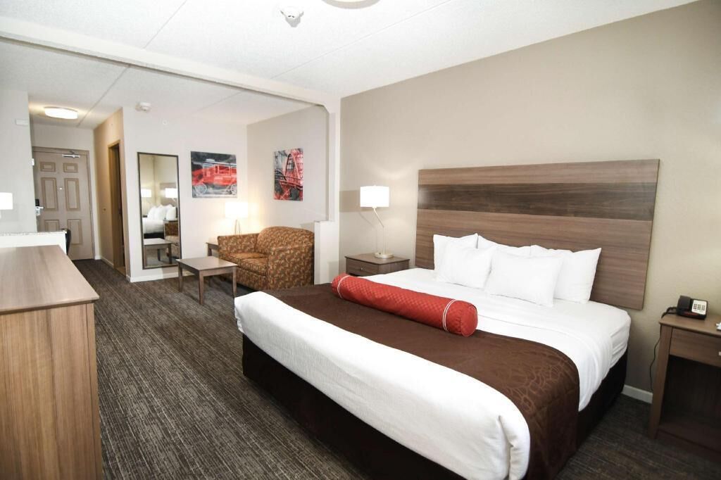 Premium bedding, in-room safe, desk, laptop workspace