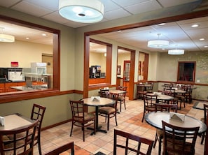 Tägliches inbegriffenes Frühstück zum Mitnehmen