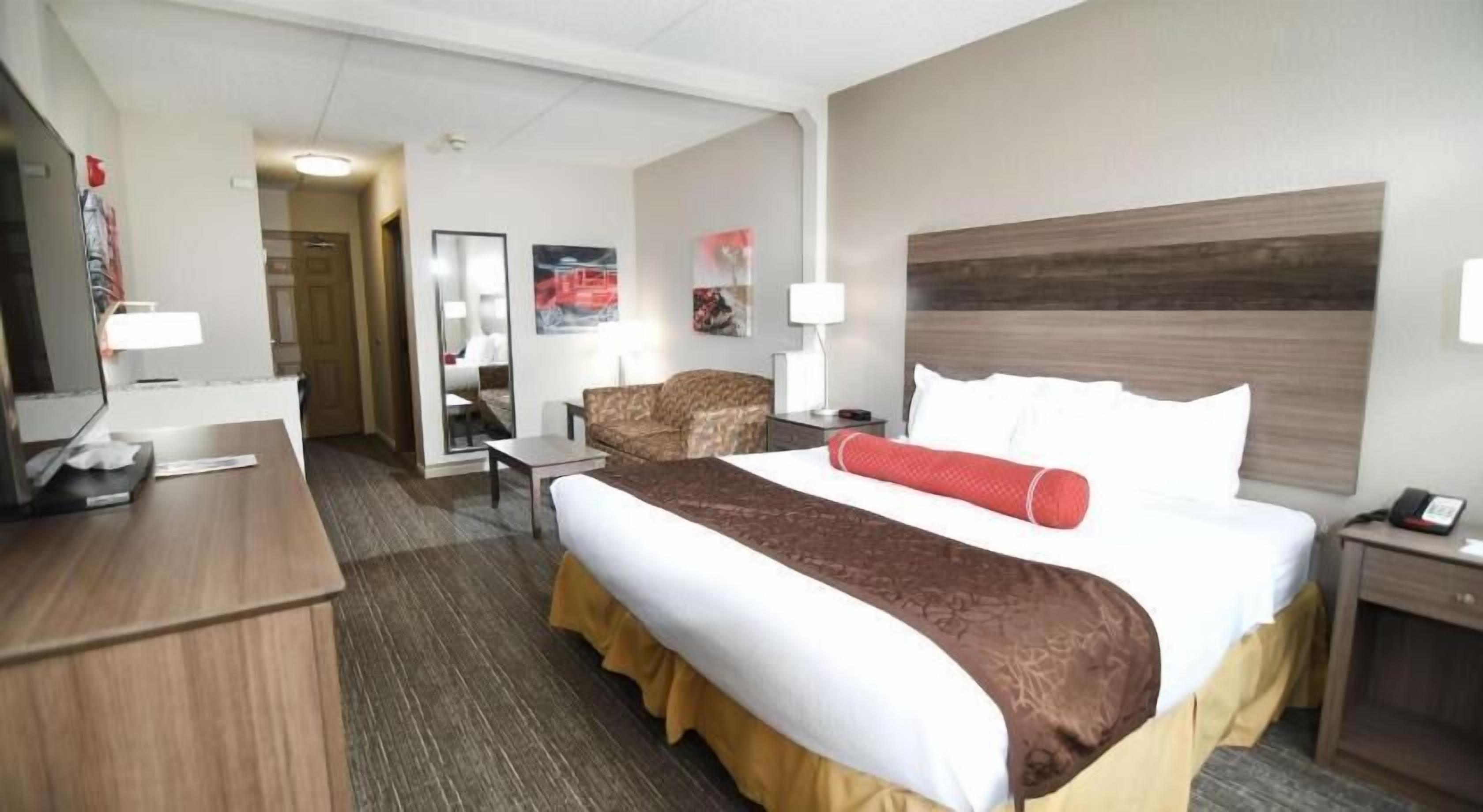 Premium bedding, in-room safe, desk, laptop workspace