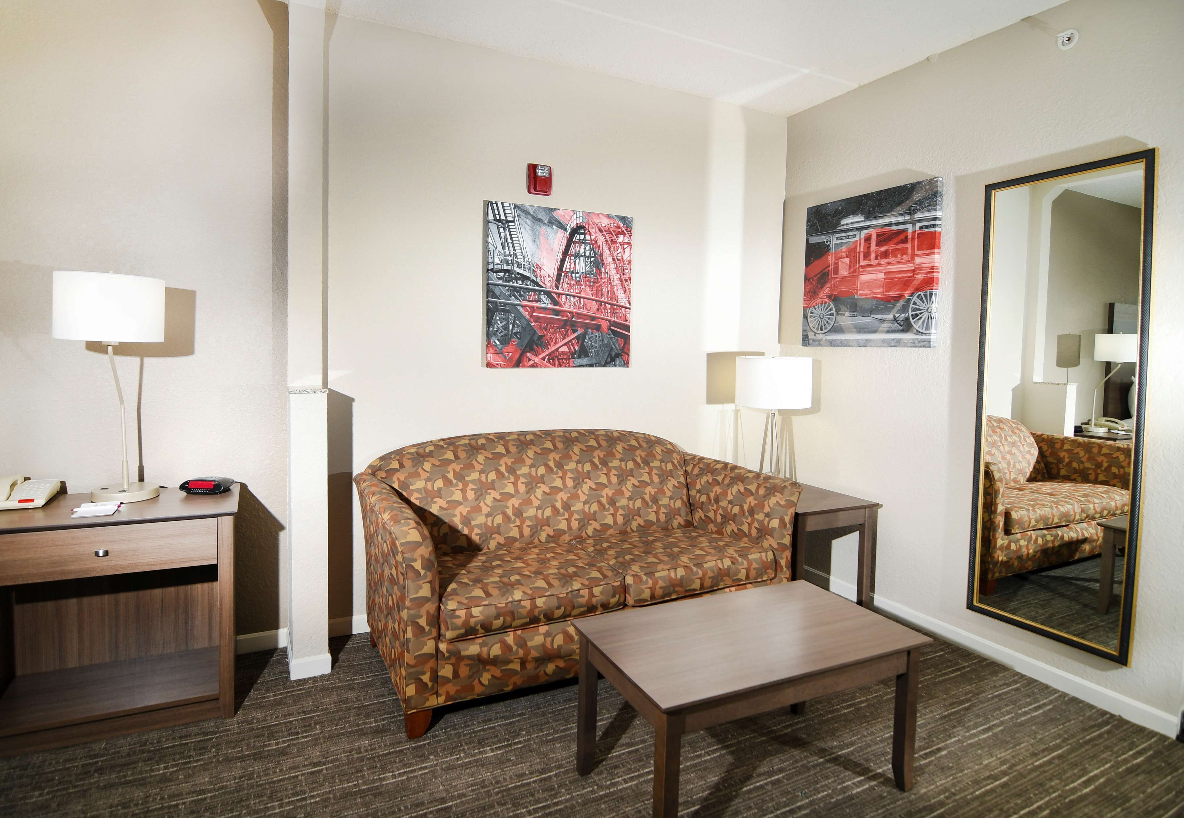 Premium bedding, in-room safe, desk, laptop workspace