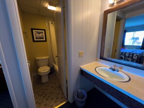 Ein Badezimmer mit Toilette, Waschbecken und Spiegel.