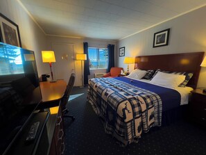 Double Room, 1 King Bed, Partial Lake View, Mezzanine