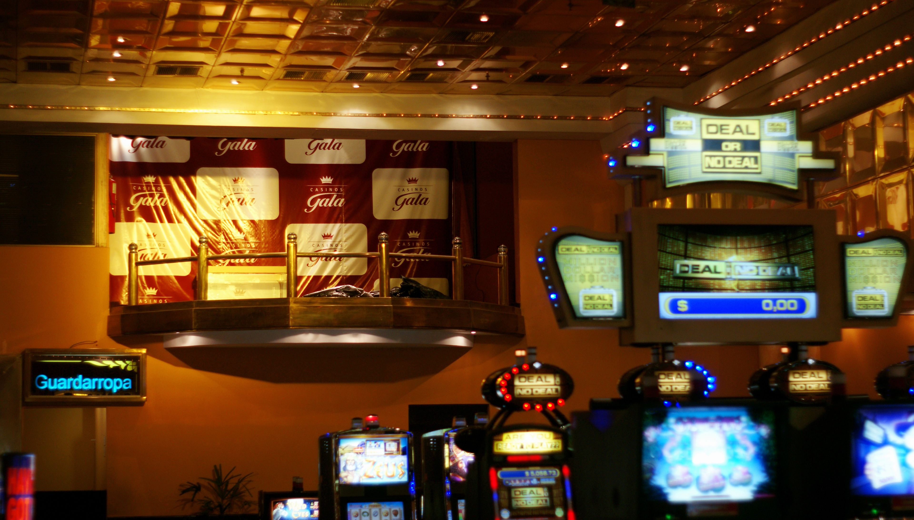 Een casino met meerdere gokkasten, een 'Gala' banner en een 'Deal or No Deal' spel.