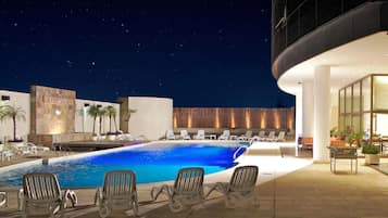 Una piscina al aire libre