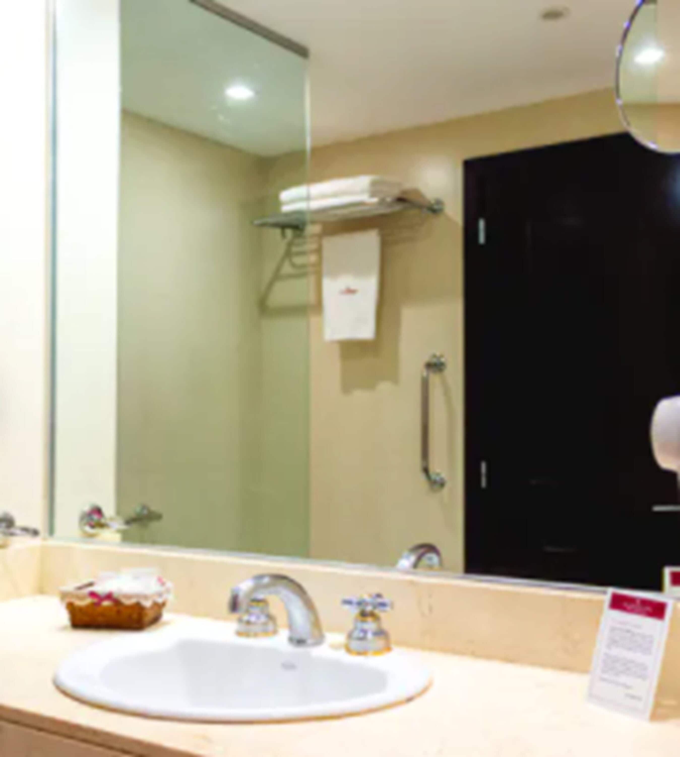 combined shower/bathtub, free toiletries, hair dryer, towels