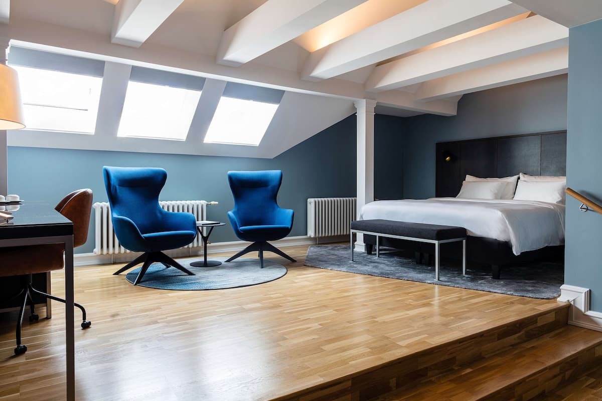 Suite | Minibar, in-room safe, desk, laptop workspace