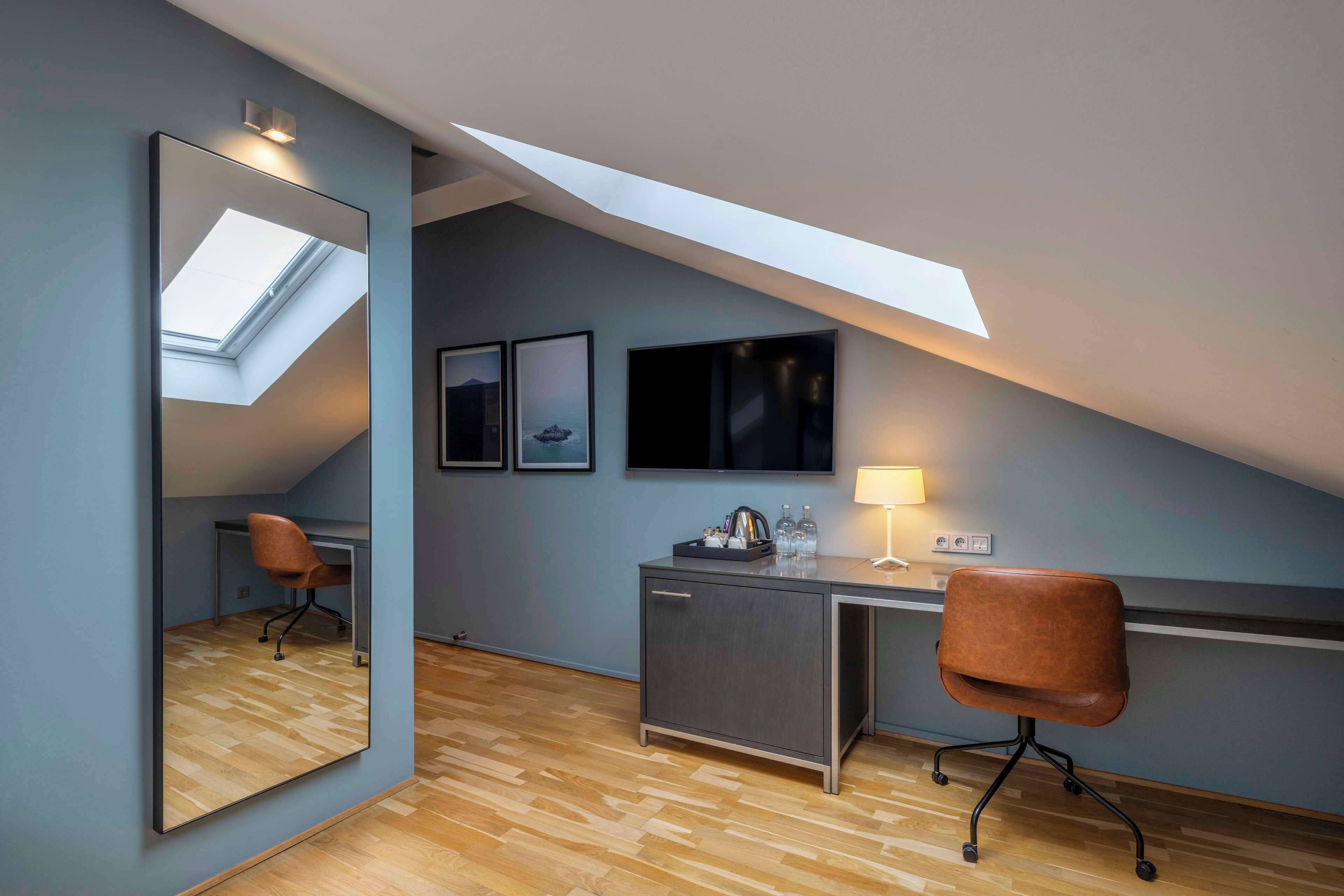 standard room | minibar, in-room safe, desk, laptop workspace