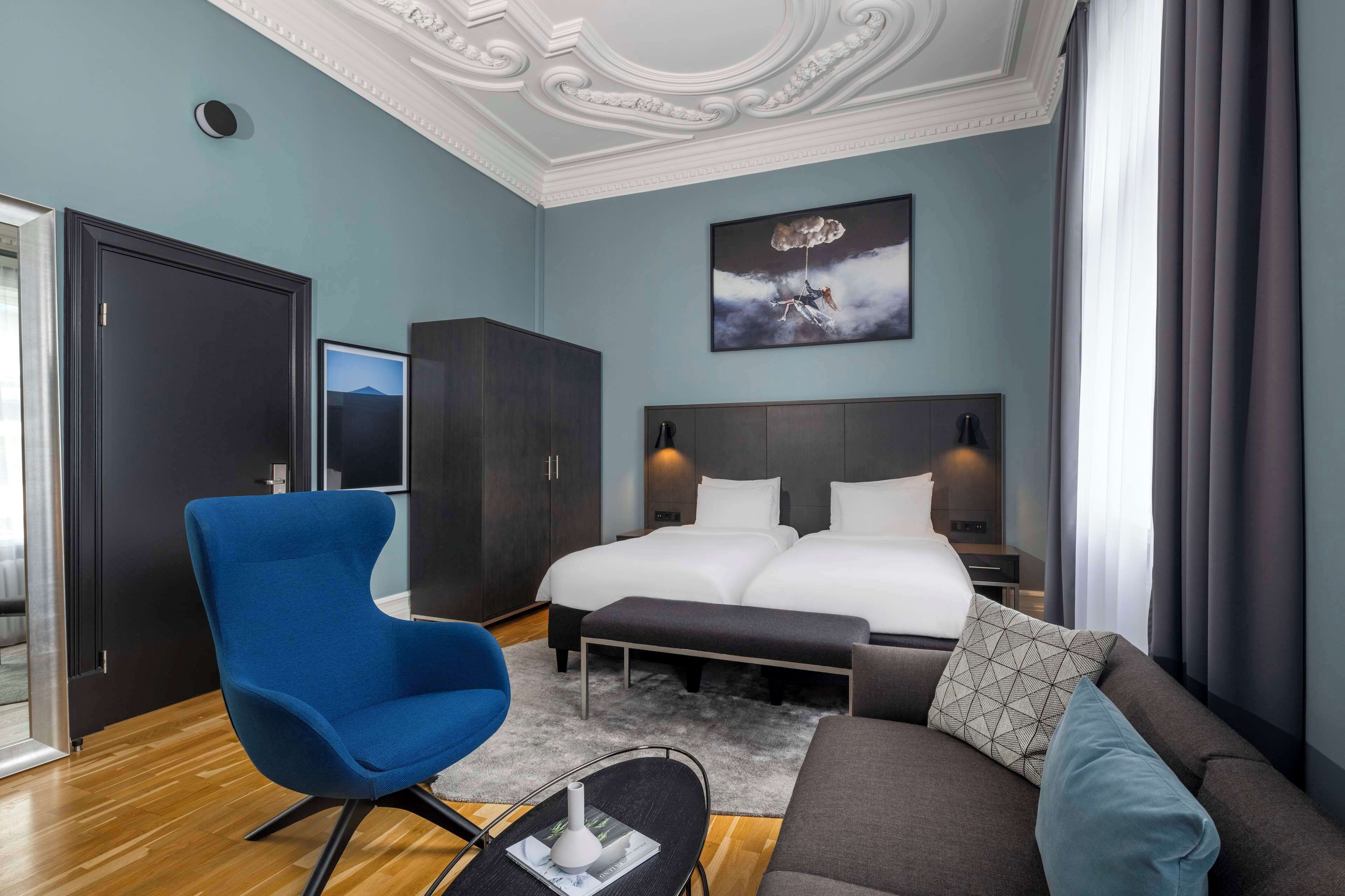 Junior Suite | Minibar, in-room safe, desk, laptop workspace