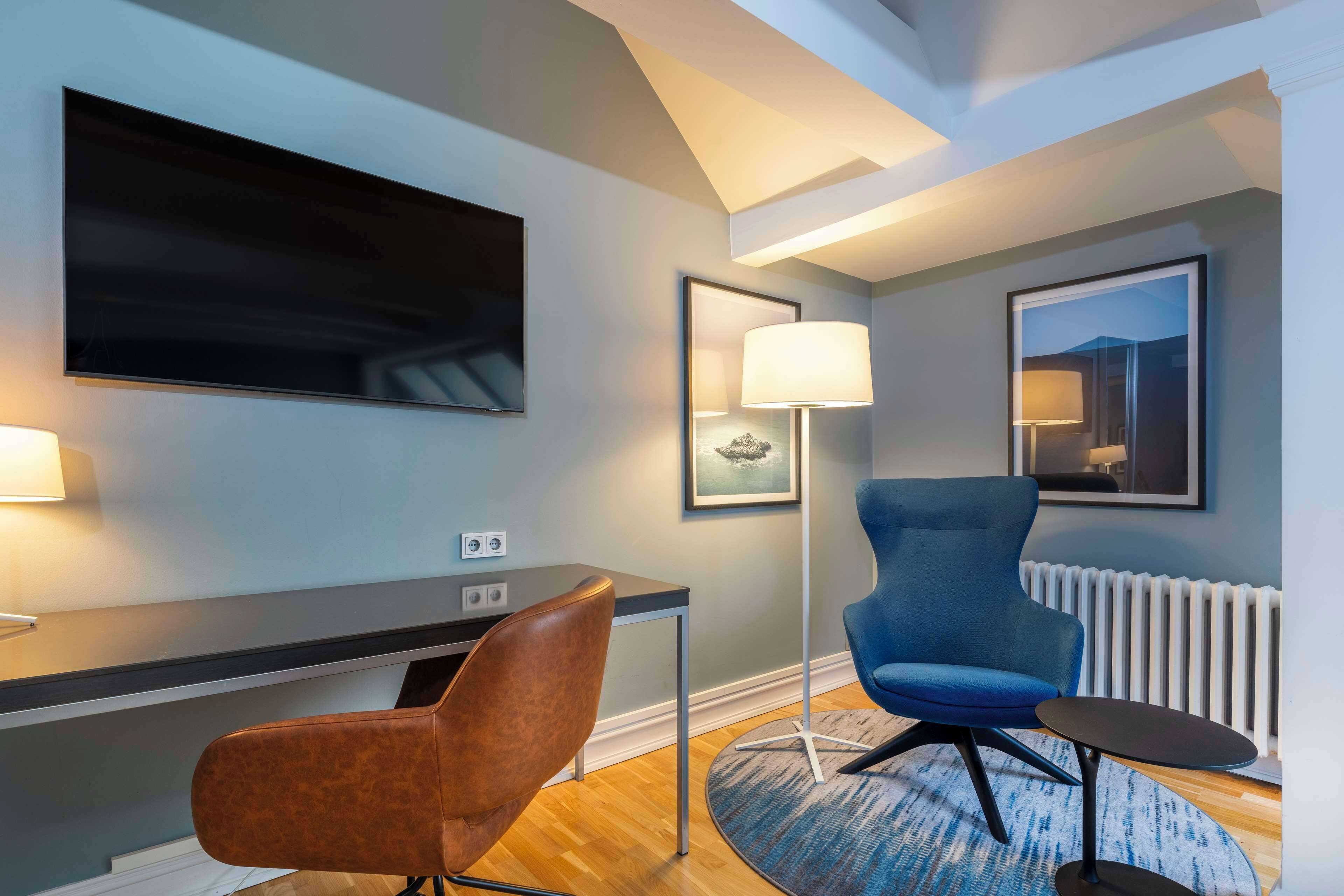 suite | minibar, in-room safe, desk, laptop workspace