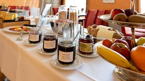 A buffet table with various food items and condiments. - Hotel an der Aare Swiss Quality (Solothurn)