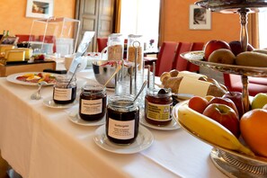 Daily buffet breakfast (CHF 18.50 per person) - Hotel an der Aare Swiss Quality (Solothurn)