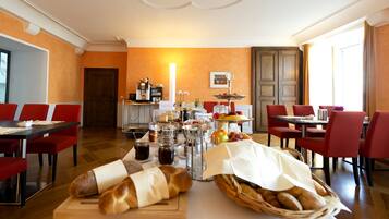 TĂ€gliches FrĂŒhstĂŒcksbuffet (18.50 CHF pro Person)