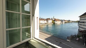 A river view from a window overlooking a cityscape with buildings and a bridge. - Hotel an der Aare Swiss Quality (Solothurn)