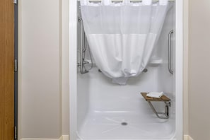 Habitación estándar, 1 cama matrimonial, con acceso para personas discapacitadas (Roll-In Shower) | Baño | Amenidades de baño gratuitas, secadora de cabello, toallas, jabón 