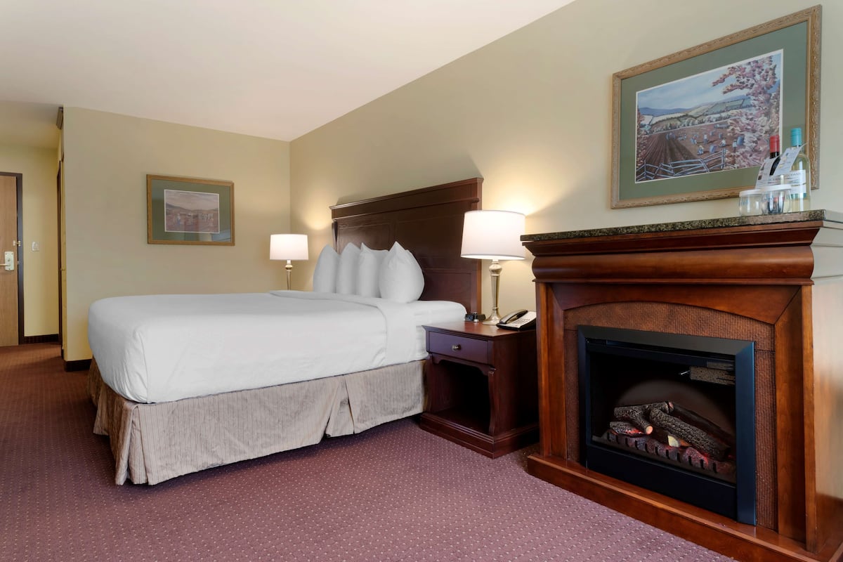 Suite, 1 King Bed, Non Smoking, Fireplace | Down comforters, in-room safe, individually decorated