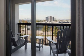 Escritorio, espacio para trabajar con laptop y cortinas blackout 